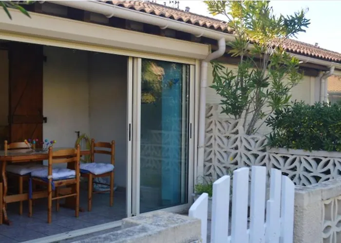 Maison charmante à Gruissan avec piscine partagée avec Piscine