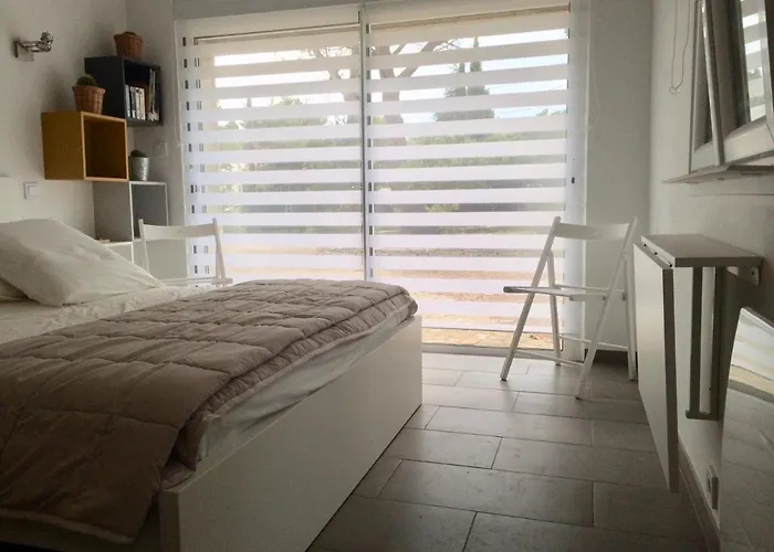 Chambre indépendante avec terrasse privée et piscine Nîmes