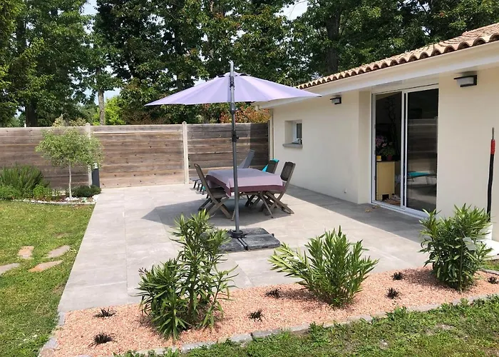 Hotel Modern Family House With A Furnished Terrace Swimming Pool And Parking à Pessac avec Piscine