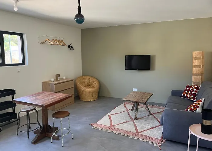 Appartement Studio dans les Alpilles à Fontvieille avec Piscine
