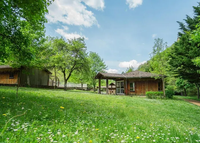 Camping et Chalets du Golf La Canourgue avec Piscine