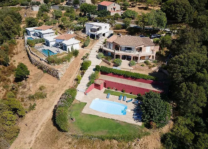 Au coeur de l'arriere Pays Rez de chaussé de Villa DOMAINE A PRESA Sartène avec Piscine