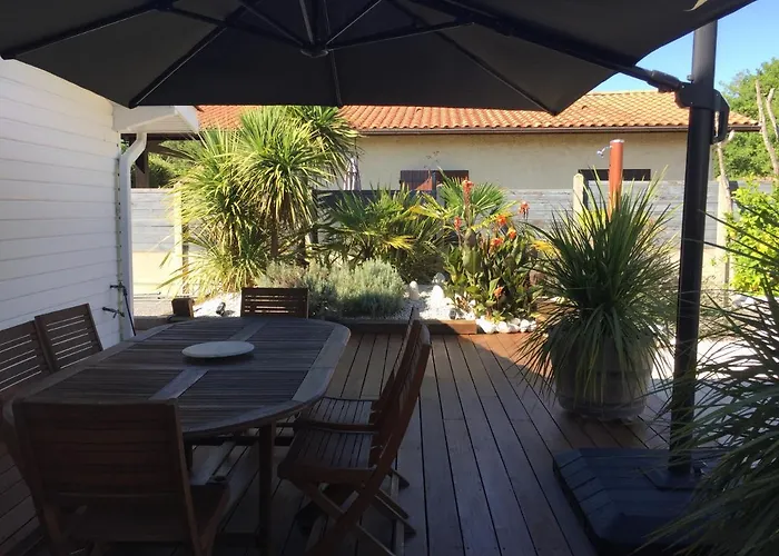 A la maison du Bonheur Ares avec Piscine