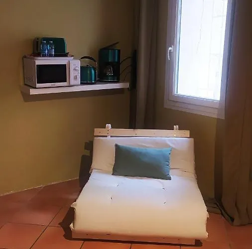 Chambres d'hôtes indépendantes au rez-de-chaussée d'une maison provençale dont une avec cour intérieure Tarascon