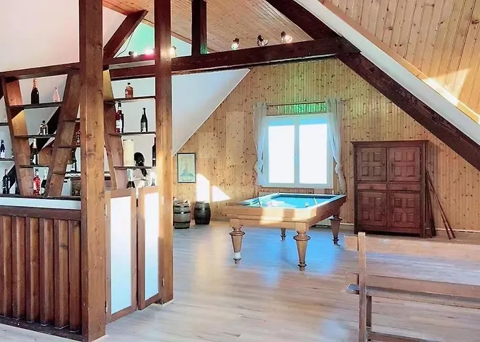 Villa Agreable Maison Cote Le Mont Saint Michel à Pontorson avec Piscine