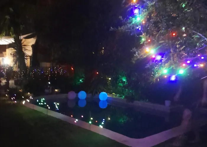 APPARTEMENT EN SOUS SOL DE VILLA avec accès jardin et piscine Marseille
