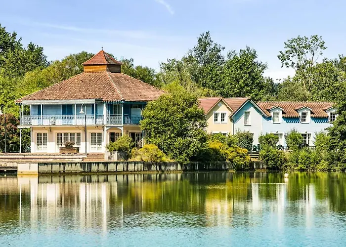 Villa Charmante Maisonette au bord du lac avec piscine à Marciac avec Piscine