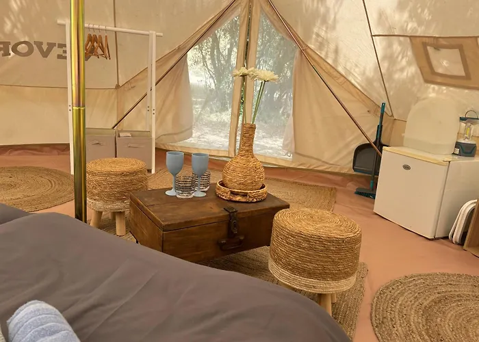 Locations insolites vie en plein air cabane et tipi Bastide Bellugue maison d'hôtes reseau Bienvenue à la ferme à 3 mn de lourmarin Cadenet