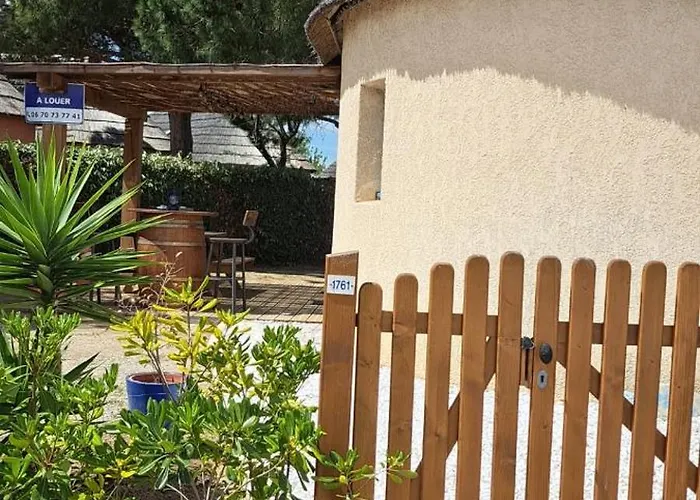 A Barcarès l 'été s'installe sous les pins en bord de lac marin et à 800m de la plage joli mas de pêcheurs charmant confortable rénové 8 couchages possibles Le Barcarès