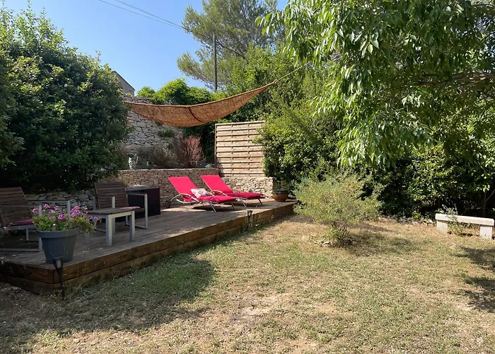 La Chambre Haute, sa kitchenette, son spa et son jardin à Nîmes