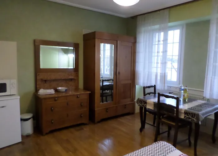 Chambre individuelle à lit double dans une maison de Maître de 1904 Haguenau