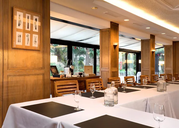 Cazaudehore, maison forestière de charme, restaurant gastronomique, terrasse ombragée et jardin Saint-Germain-en-Laye