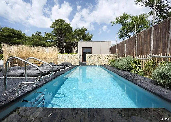Le 19-21 - Un amour d'hotel Leucate
