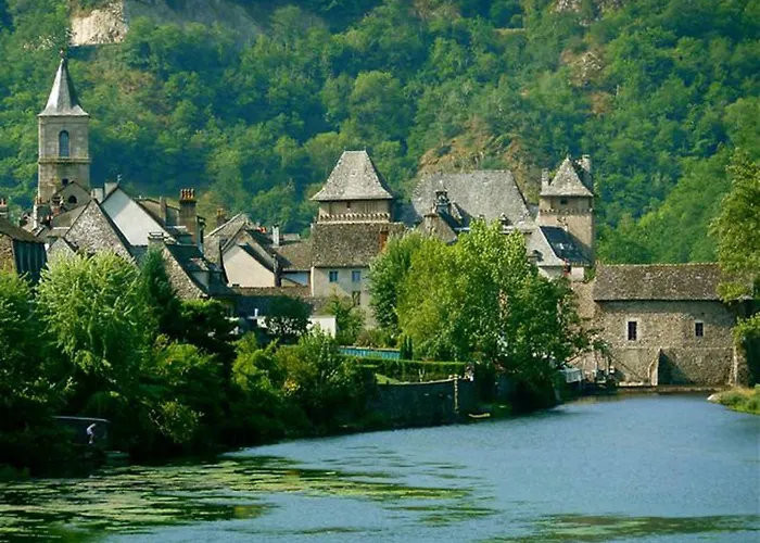 Villa L'Ancienne Ecole à Entraygues-sur-Truyère avec Piscine