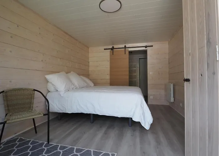 Villa Le Chalet des Trois Quilles à Quillan avec Piscine